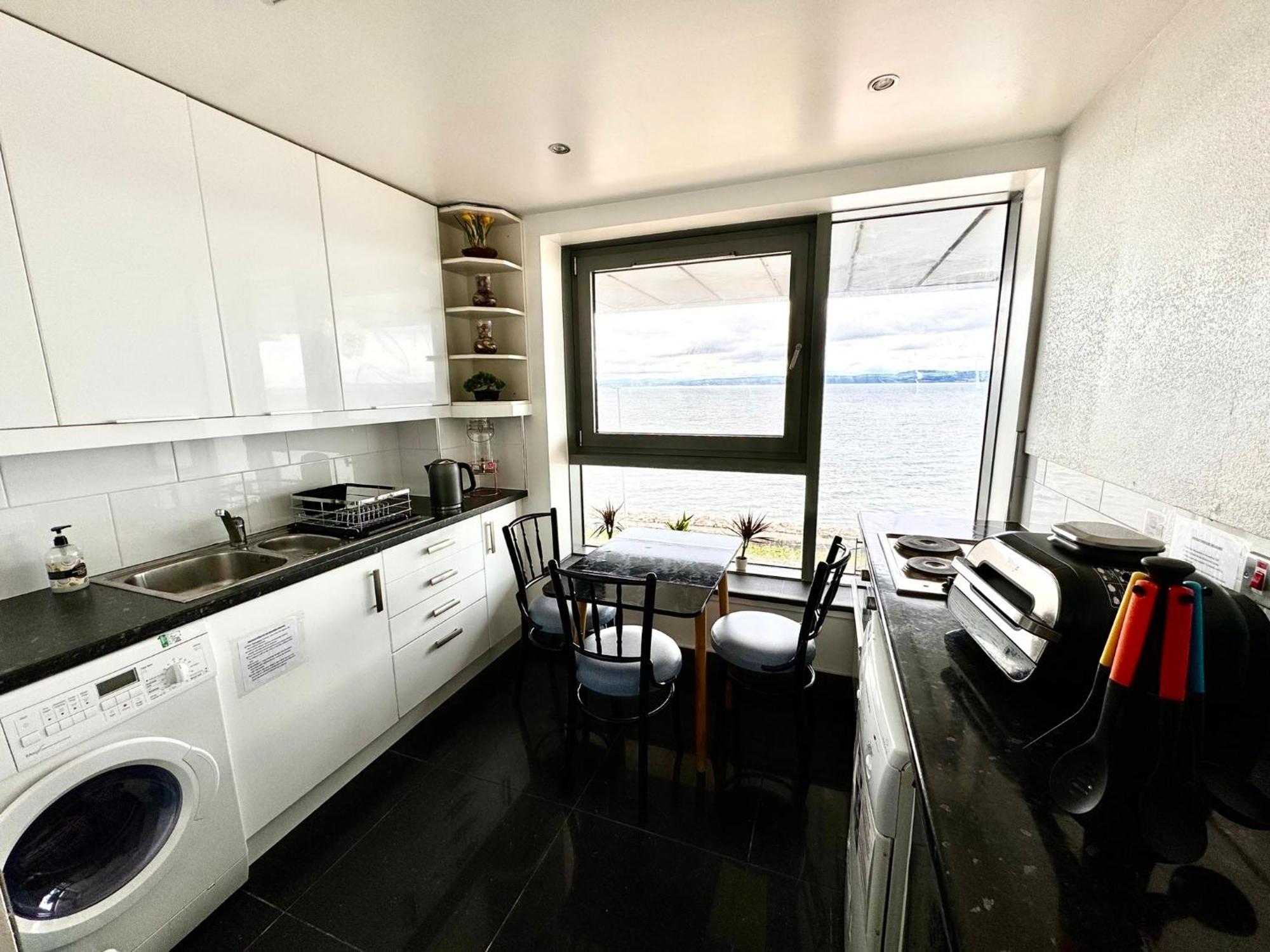 Ocean Park Apartments - Oceanfront - Free Parking And Fast Wifi Apartment *